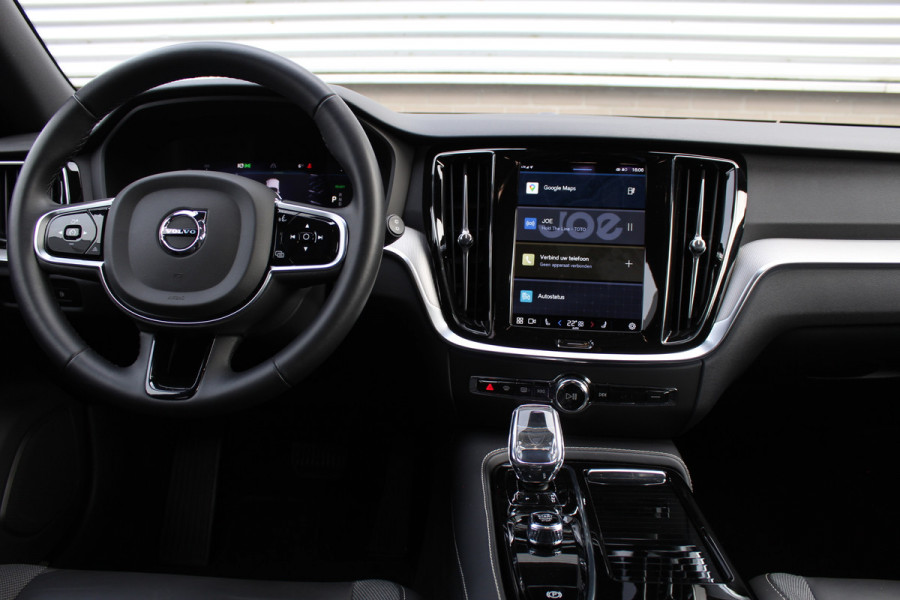 Volvo V60 2.0 T6 Plug-in hybrid AWD Plus Dark SOH 96% | Leder | Pilot Assist | Winter Pack