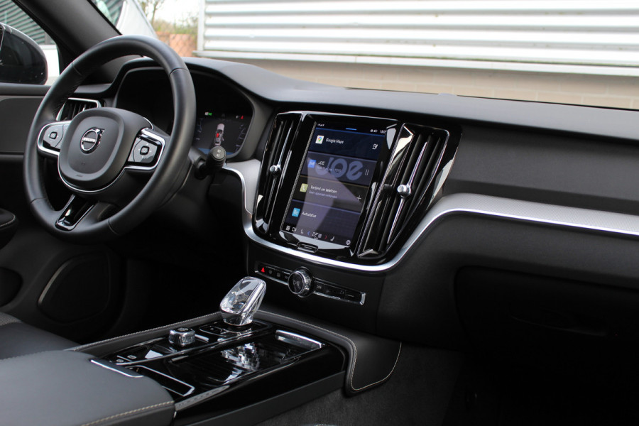 Volvo V60 2.0 T6 Plug-in hybrid AWD Plus Dark SOH 96% | Leder | Pilot Assist | Winter Pack