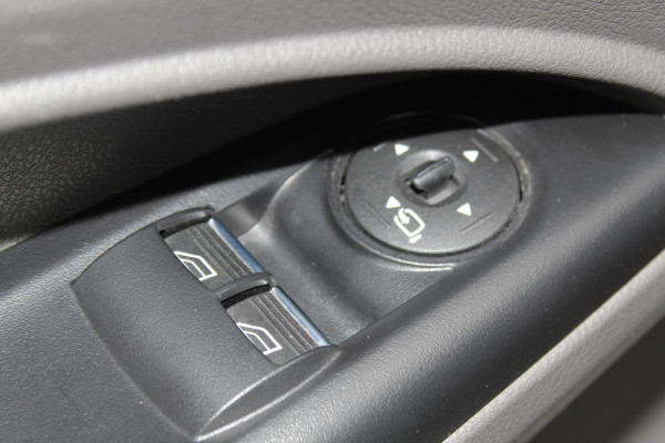 Ford Transit Connect 1.5-120pk EcoBlue L2 Trend / 8traps-AUTOMAAT ! Erg nette Ford Transit Connect, laadruimte v.v. van een praktisch inbouw. Autm. airco dual, 3-zits, metallic lak, pdc v+a, Apple carplay, schuifdeur li+re, navigatie, cruise cntrl, stoelverwarming, camera etc.