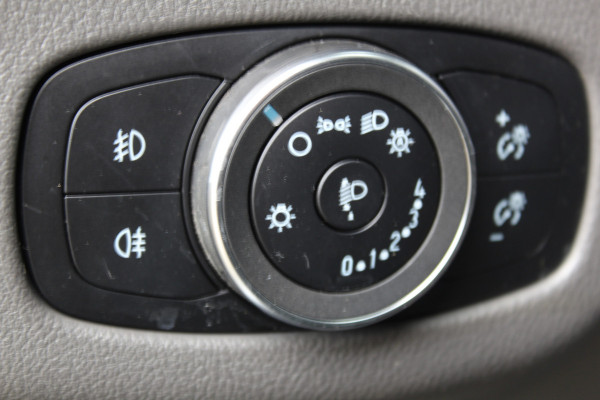 Ford Transit Connect 1.5-120pk EcoBlue L2 Trend / 8traps-AUTOMAAT ! Erg nette Ford Transit Connect, laadruimte v.v. van een praktisch inbouw. Autm. airco dual, 3-zits, metallic lak, pdc v+a, Apple carplay, schuifdeur li+re, navigatie, cruise cntrl, stoelverwarming, camera etc.