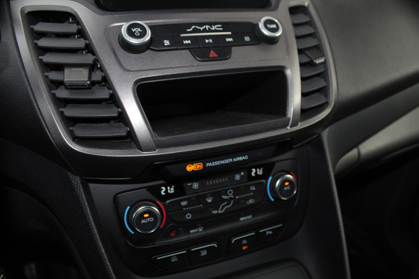 Ford Transit Connect 1.5-120pk EcoBlue L2 Trend / 8traps-AUTOMAAT ! Erg nette Ford Transit Connect, laadruimte v.v. van een praktisch inbouw. Autm. airco dual, 3-zits, metallic lak, pdc v+a, Apple carplay, schuifdeur li+re, navigatie, cruise cntrl, stoelverwarming, camera etc.