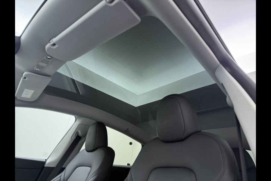 Tesla Model Y 300pk Trekhaak SOH 92% Warmtepomp LFP-Accu Leer Lmv Camera's Panoramadak Adap.Cruise Navi Ecc RWD Autopilot Stoel+Stuur+Achterbank Verwarming Elek.Achterklep Dodehoek detector Draadloze telefoonlader 1e Eigenaar 1.600KG Trekgewicht Fabrieksgarantie op Motor en Accu tot 22-04-2032/160.000km