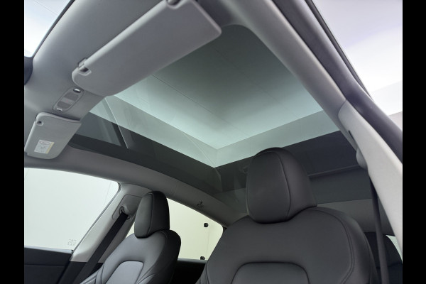 Tesla Model Y 300pk Trekhaak SOH 92% Warmtepomp LFP-Accu Leer Lmv Camera's Panoramadak Adap.Cruise Navi Ecc RWD Autopilot Stoel+Stuur+Achterbank Verwarming Elek.Achterklep Dodehoek detector Draadloze telefoonlader 1e Eigenaar 1.600KG Trekgewicht Fabrieksgarantie op Motor en Accu tot 22-04-2032/160.000km