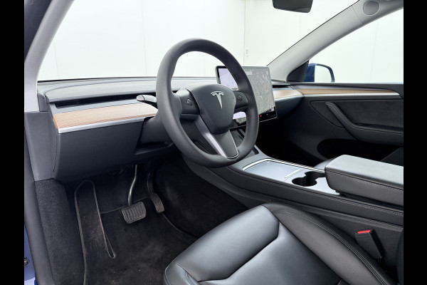 Tesla Model Y 300pk Trekhaak SOH 92% Warmtepomp LFP-Accu Leer Lmv Camera's Panoramadak Adap.Cruise Navi Ecc RWD Autopilot Stoel+Stuur+Achterbank Verwarming Elek.Achterklep Dodehoek detector Draadloze telefoonlader 1e Eigenaar 1.600KG Trekgewicht Fabrieksgarantie op Motor en Accu tot 22-04-2032/160.000km
