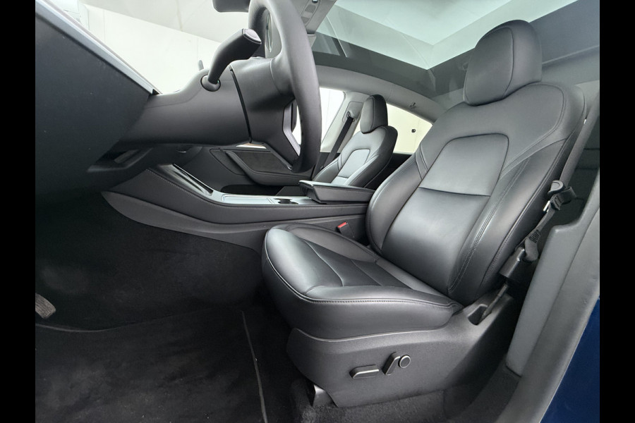 Tesla Model Y 300pk Trekhaak SOH 92% Warmtepomp LFP-Accu Leer Lmv Camera's Panoramadak Adap.Cruise Navi Ecc RWD Autopilot Stoel+Stuur+Achterbank Verwarming Elek.Achterklep Dodehoek detector Draadloze telefoonlader 1e Eigenaar 1.600KG Trekgewicht Fabrieksgarantie op Motor en Accu tot 22-04-2032/160.000km