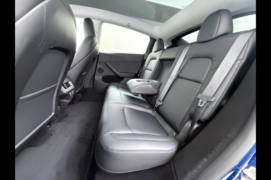 Tesla Model Y 300pk Trekhaak SOH 92% Warmtepomp LFP-Accu Leer Lmv Camera's Panoramadak Adap.Cruise Navi Ecc RWD Autopilot Stoel+Stuur+Achterbank Verwarming Elek.Achterklep Dodehoek detector Draadloze telefoonlader 1e Eigenaar 1.600KG Trekgewicht Fabrieksgarantie op Motor en Accu tot 22-04-2032/160.000km