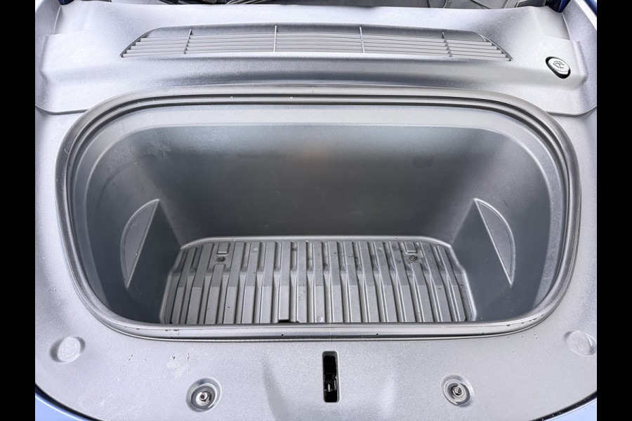 Tesla Model Y 300pk Trekhaak SOH 92% Warmtepomp LFP-Accu Leer Lmv Camera's Panoramadak Adap.Cruise Navi Ecc RWD Autopilot Stoel+Stuur+Achterbank Verwarming Elek.Achterklep Dodehoek detector Draadloze telefoonlader 1e Eigenaar 1.600KG Trekgewicht Fabrieksgarantie op Motor en Accu tot 22-04-2032/160.000km