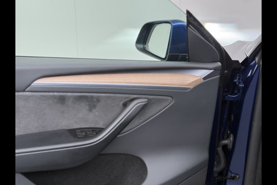 Tesla Model Y 300pk Trekhaak SOH 92% Warmtepomp LFP-Accu Leer Lmv Camera's Panoramadak Adap.Cruise Navi Ecc RWD Autopilot Stoel+Stuur+Achterbank Verwarming Elek.Achterklep Dodehoek detector Draadloze telefoonlader 1e Eigenaar 1.600KG Trekgewicht Fabrieksgarantie op Motor en Accu tot 22-04-2032/160.000km