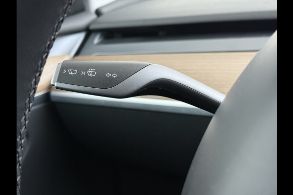Tesla Model Y 300pk Trekhaak SOH 92% Warmtepomp LFP-Accu Leer Lmv Camera's Panoramadak Adap.Cruise Navi Ecc RWD Autopilot Stoel+Stuur+Achterbank Verwarming Elek.Achterklep Dodehoek detector Draadloze telefoonlader 1e Eigenaar 1.600KG Trekgewicht Fabrieksgarantie op Motor en Accu tot 22-04-2032/160.000km