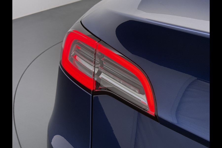 Tesla Model Y 300pk Trekhaak SOH 92% Warmtepomp LFP-Accu Leer Lmv Camera's Panoramadak Adap.Cruise Navi Ecc RWD Autopilot Stoel+Stuur+Achterbank Verwarming Elek.Achterklep Dodehoek detector Draadloze telefoonlader 1e Eigenaar 1.600KG Trekgewicht Fabrieksgarantie op Motor en Accu tot 22-04-2032/160.000km