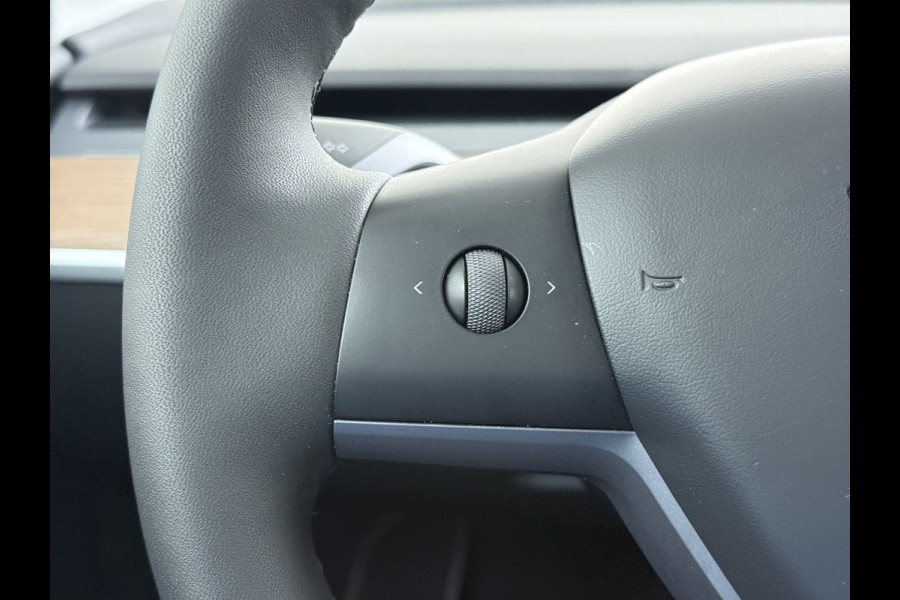 Tesla Model Y 300pk Trekhaak SOH 92% Warmtepomp LFP-Accu Leer Lmv Camera's Panoramadak Adap.Cruise Navi Ecc RWD Autopilot Stoel+Stuur+Achterbank Verwarming Elek.Achterklep Dodehoek detector Draadloze telefoonlader 1e Eigenaar 1.600KG Trekgewicht Fabrieksgarantie op Motor en Accu tot 22-04-2032/160.000km