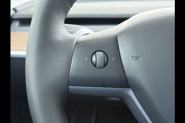 Tesla Model Y 300pk Trekhaak SOH 92% Warmtepomp LFP-Accu Leer Lmv Camera's Panoramadak Adap.Cruise Navi Ecc RWD Autopilot Stoel+Stuur+Achterbank Verwarming Elek.Achterklep Dodehoek detector Draadloze telefoonlader 1e Eigenaar 1.600KG Trekgewicht Fabrieksgarantie op Motor en Accu tot 22-04-2032/160.000km