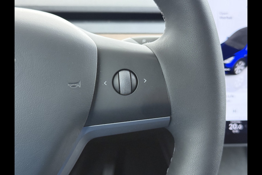 Tesla Model Y 300pk Trekhaak SOH 92% Warmtepomp LFP-Accu Leer Lmv Camera's Panoramadak Adap.Cruise Navi Ecc RWD Autopilot Stoel+Stuur+Achterbank Verwarming Elek.Achterklep Dodehoek detector Draadloze telefoonlader 1e Eigenaar 1.600KG Trekgewicht Fabrieksgarantie op Motor en Accu tot 22-04-2032/160.000km