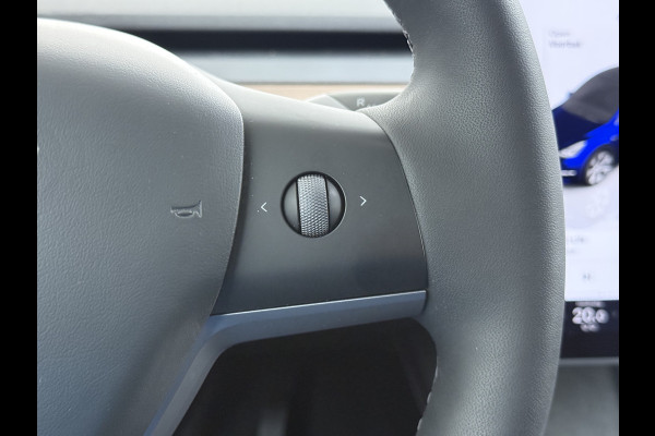 Tesla Model Y 300pk Trekhaak SOH 92% Warmtepomp LFP-Accu Leer Lmv Camera's Panoramadak Adap.Cruise Navi Ecc RWD Autopilot Stoel+Stuur+Achterbank Verwarming Elek.Achterklep Dodehoek detector Draadloze telefoonlader 1e Eigenaar 1.600KG Trekgewicht Fabrieksgarantie op Motor en Accu tot 22-04-2032/160.000km
