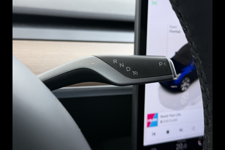 Tesla Model Y 300pk Trekhaak SOH 92% Warmtepomp LFP-Accu Leer Lmv Camera's Panoramadak Adap.Cruise Navi Ecc RWD Autopilot Stoel+Stuur+Achterbank Verwarming Elek.Achterklep Dodehoek detector Draadloze telefoonlader 1e Eigenaar 1.600KG Trekgewicht Fabrieksgarantie op Motor en Accu tot 22-04-2032/160.000km