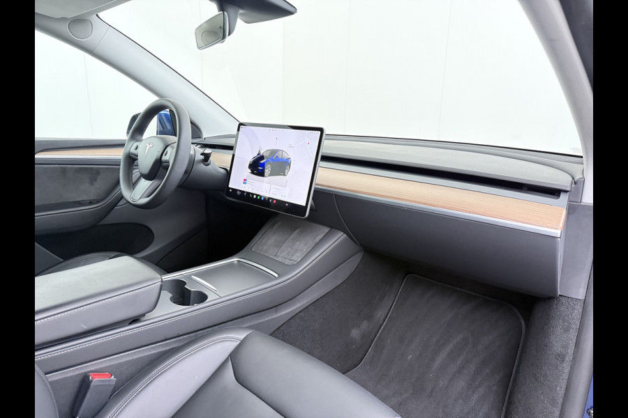 Tesla Model Y 300pk Trekhaak SOH 92% Warmtepomp LFP-Accu Leer Lmv Camera's Panoramadak Adap.Cruise Navi Ecc RWD Autopilot Stoel+Stuur+Achterbank Verwarming Elek.Achterklep Dodehoek detector Draadloze telefoonlader 1e Eigenaar 1.600KG Trekgewicht Fabrieksgarantie op Motor en Accu tot 22-04-2032/160.000km