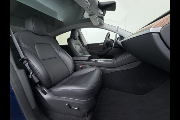 Tesla Model Y 300pk Trekhaak SOH 92% Warmtepomp LFP-Accu Leer Lmv Camera's Panoramadak Adap.Cruise Navi Ecc RWD Autopilot Stoel+Stuur+Achterbank Verwarming Elek.Achterklep Dodehoek detector Draadloze telefoonlader 1e Eigenaar 1.600KG Trekgewicht Fabrieksgarantie op Motor en Accu tot 22-04-2032/160.000km