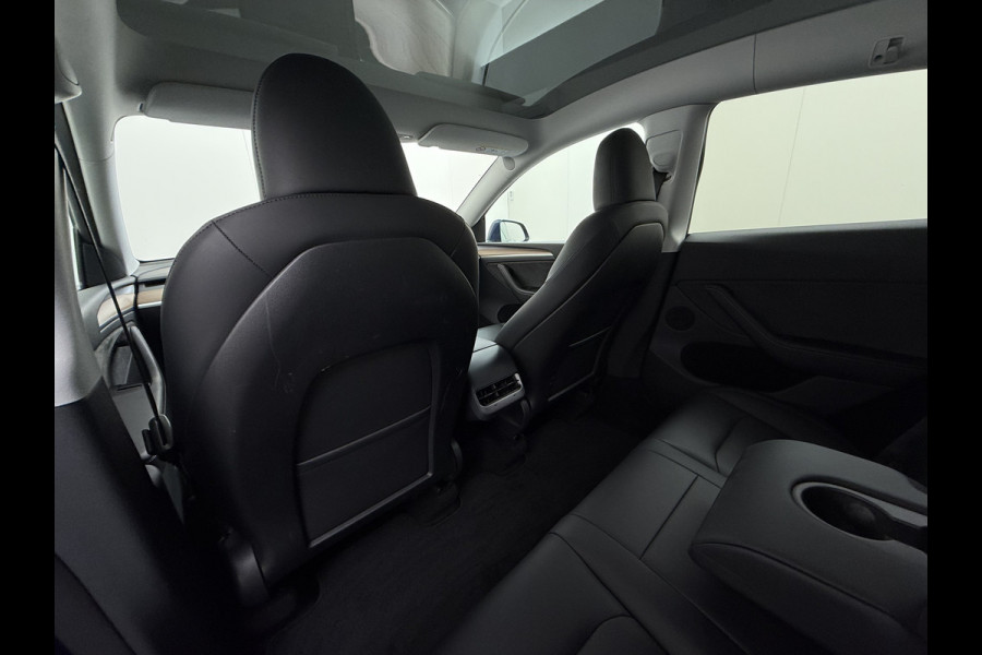 Tesla Model Y 300pk Trekhaak SOH 92% Warmtepomp LFP-Accu Leer Lmv Camera's Panoramadak Adap.Cruise Navi Ecc RWD Autopilot Stoel+Stuur+Achterbank Verwarming Elek.Achterklep Dodehoek detector Draadloze telefoonlader 1e Eigenaar 1.600KG Trekgewicht Fabrieksgarantie op Motor en Accu tot 22-04-2032/160.000km