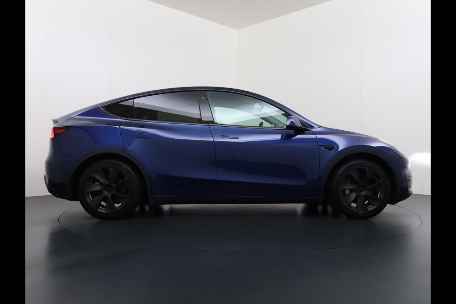 Tesla Model Y 300pk Trekhaak SOH 92% Warmtepomp LFP-Accu Leer Lmv Camera's Panoramadak Adap.Cruise Navi Ecc RWD Autopilot Stoel+Stuur+Achterbank Verwarming Elek.Achterklep Dodehoek detector Draadloze telefoonlader 1e Eigenaar 1.600KG Trekgewicht Fabrieksgarantie op Motor en Accu tot 22-04-2032/160.000km