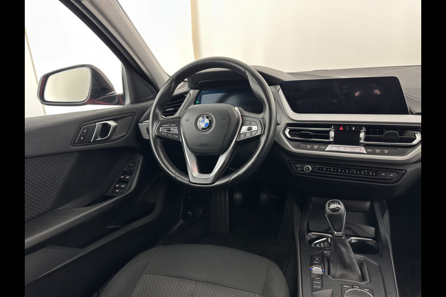 BMW 1-serie 116D Executive Edition *DIGI-COCKPIT | FULL-LED | NAVI-FULLMAP | AMBIENTLIGHT | CRUISE | KEYLESS | PRIVACY-GLASS | ECC | PDC | 16"ALU*