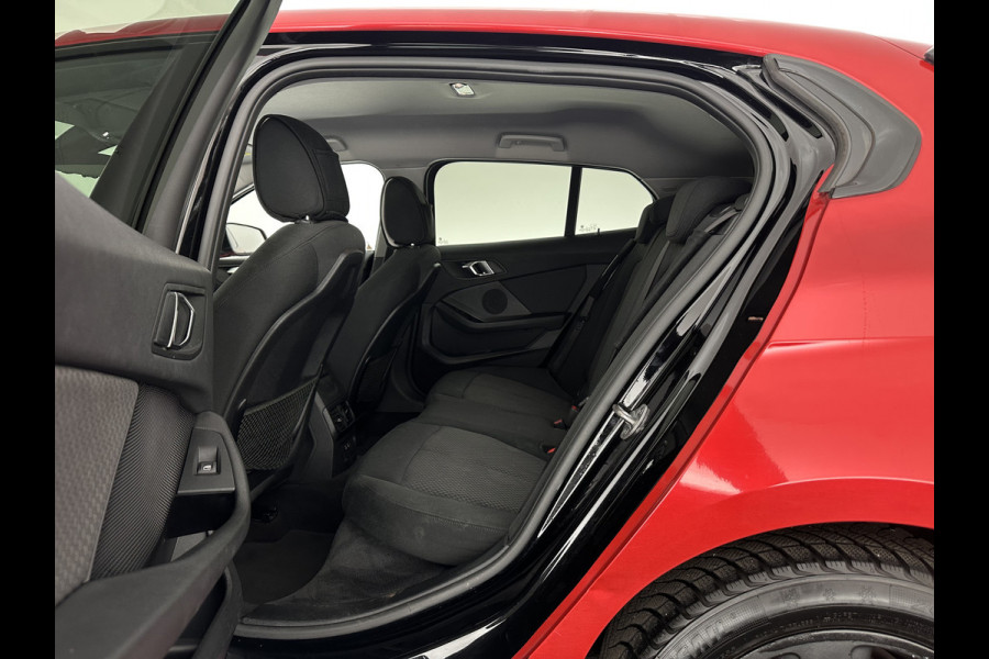 BMW 1-serie 116D Executive Edition *DIGI-COCKPIT | FULL-LED | NAVI-FULLMAP | AMBIENTLIGHT | CRUISE | KEYLESS | PRIVACY-GLASS | ECC | PDC | 16"ALU*
