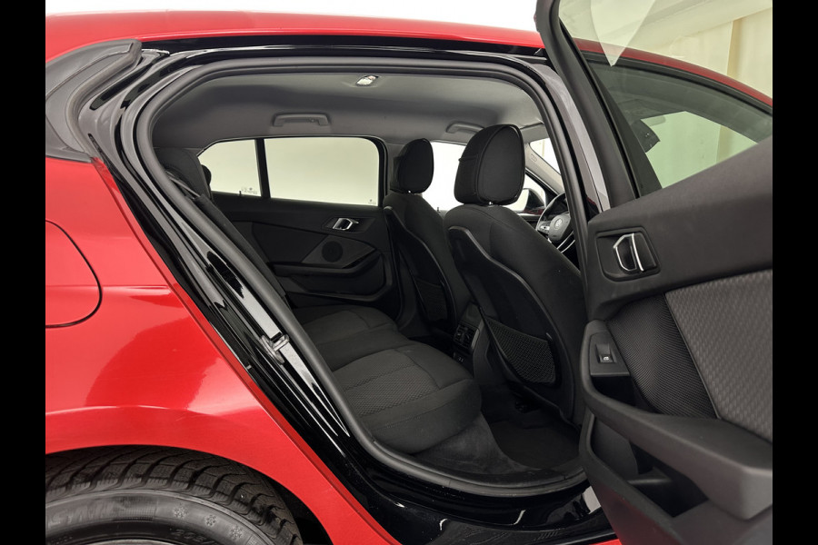BMW 1-serie 116D Executive Edition *DIGI-COCKPIT | FULL-LED | NAVI-FULLMAP | AMBIENTLIGHT | CRUISE | KEYLESS | PRIVACY-GLASS | ECC | PDC | 16"ALU*
