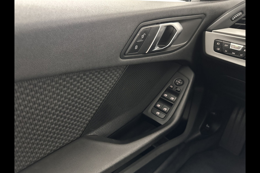 BMW 1-serie 116D Executive Edition *DIGI-COCKPIT | FULL-LED | NAVI-FULLMAP | AMBIENTLIGHT | CRUISE | KEYLESS | PRIVACY-GLASS | ECC | PDC | 16"ALU*