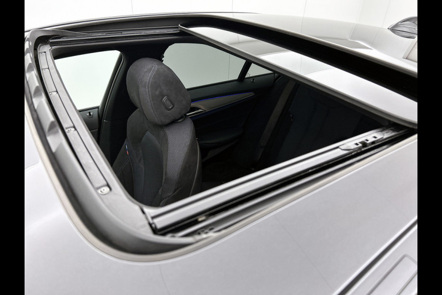 BMW 5 Serie 530e M-Sport High Executive(Dealer OnderH, Panorama, Adaptive Cruise, Harman/ Kardon, Head-up, 360 camera, Etc)