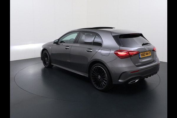 Mercedes-Benz A-Klasse 250e AMG // istronic // Panoramadak // Headup // 360 Camera // 19" // Carplay // Sfeerverlichting // Nightpakket // Memory