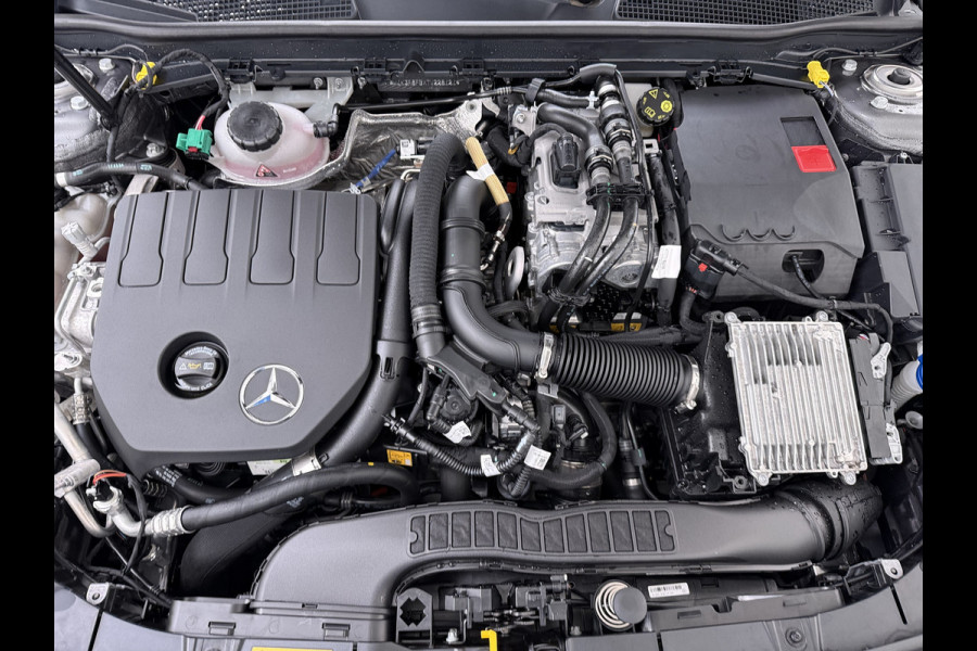 Mercedes-Benz A-Klasse 250e AMG // istronic // Panoramadak // Headup // 360 Camera // 19" // Carplay // Sfeerverlichting // Nightpakket // Memory