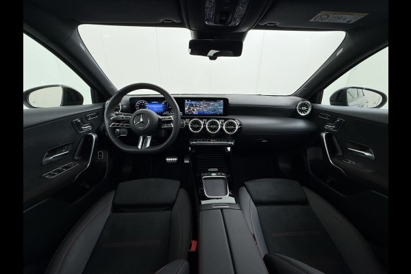 Mercedes-Benz A-Klasse 250e AMG // istronic // Panoramadak // Headup // 360 Camera // 19" // Carplay // Sfeerverlichting // Nightpakket // Memory