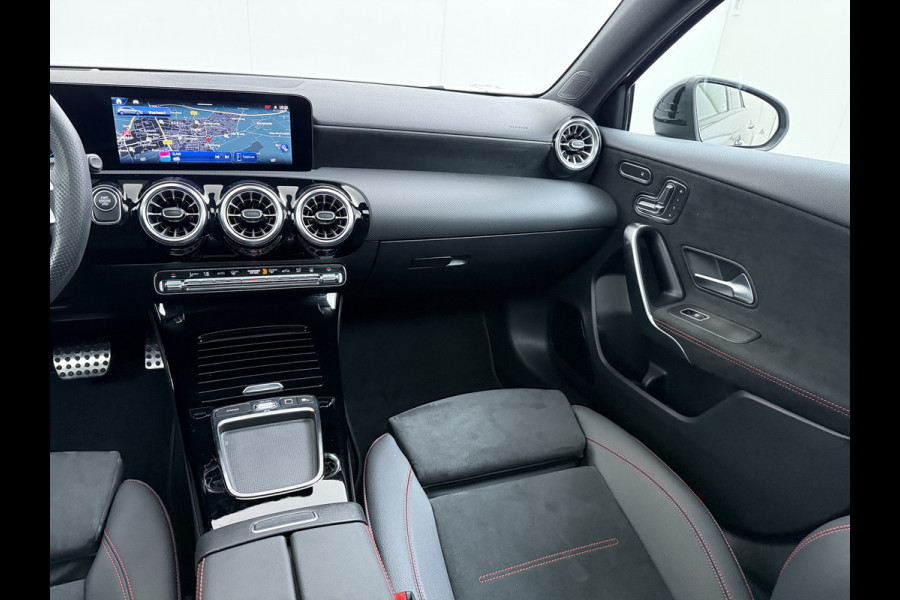 Mercedes-Benz A-Klasse 250e AMG // istronic // Panoramadak // Headup // 360 Camera // 19" // Carplay // Sfeerverlichting // Nightpakket // Memory