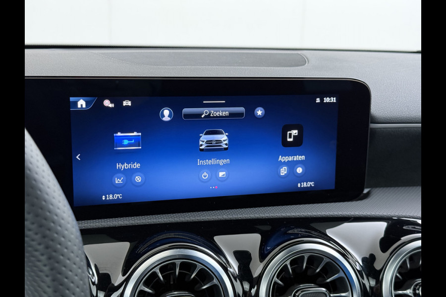 Mercedes-Benz A-Klasse 250e AMG // istronic // Panoramadak // Headup // 360 Camera // 19" // Carplay // Sfeerverlichting // Nightpakket // Memory