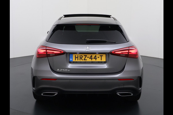 Mercedes-Benz A-Klasse 250e AMG // istronic // Panoramadak // Headup // 360 Camera // 19" // Carplay // Sfeerverlichting // Nightpakket // Memory