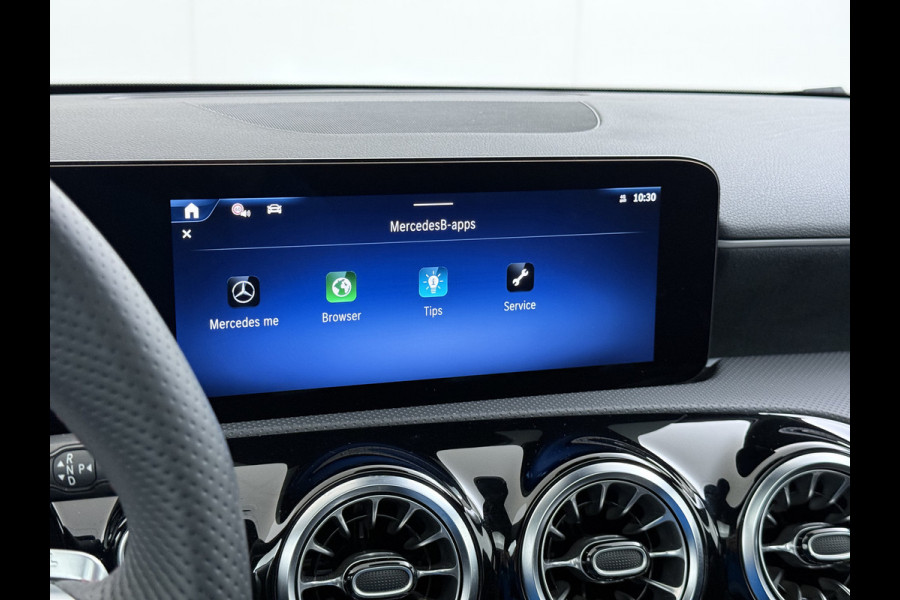 Mercedes-Benz A-Klasse 250e AMG // istronic // Panoramadak // Headup // 360 Camera // 19" // Carplay // Sfeerverlichting // Nightpakket // Memory