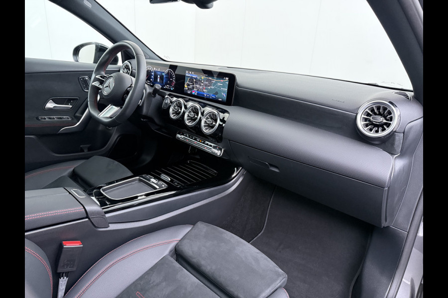 Mercedes-Benz A-Klasse 250e AMG // istronic // Panoramadak // Headup // 360 Camera // 19" // Carplay // Sfeerverlichting // Nightpakket // Memory