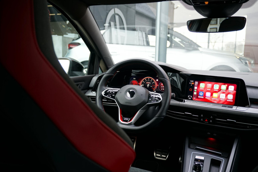 Volkswagen Golf 2.0 TSI GTI Clubsport 300PK + PANORAMADAK / STUURVERWARMING / 19"