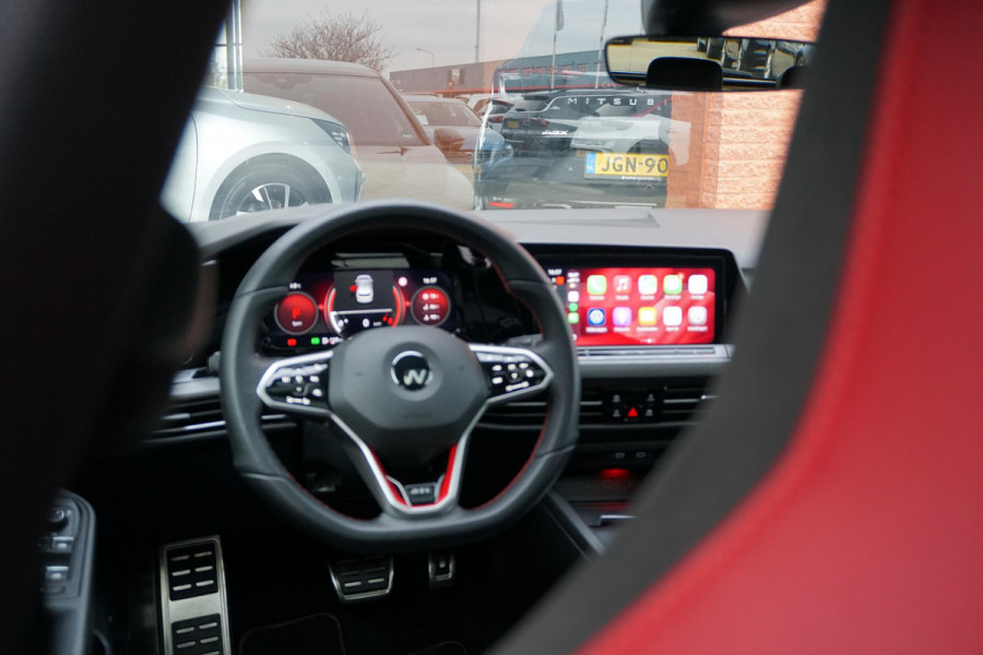 Volkswagen Golf 2.0 TSI GTI Clubsport 300PK + PANORAMADAK / STUURVERWARMING / 19"