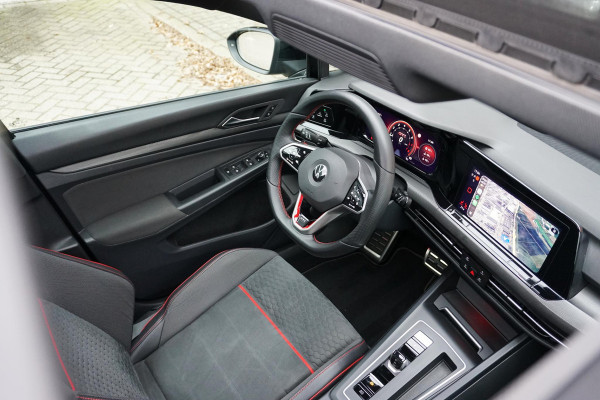 Volkswagen Golf 2.0 TSI GTI Clubsport 300PK + PANORAMADAK / STUURVERWARMING / 19"