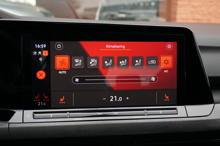 Volkswagen Golf 2.0 TSI GTI Clubsport 300PK + PANORAMADAK / STUURVERWARMING / 19"