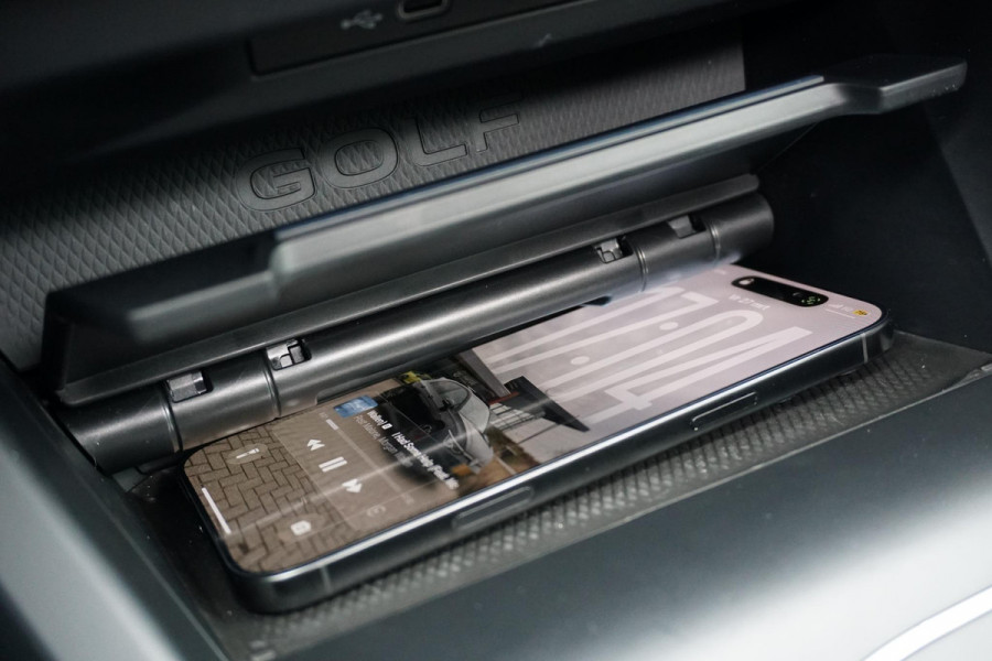 Volkswagen Golf 2.0 TSI GTI Clubsport 300PK + PANORAMADAK / STUURVERWARMING / 19"