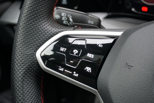 Volkswagen Golf 2.0 TSI GTI Clubsport 300PK + PANORAMADAK / STUURVERWARMING / 19"