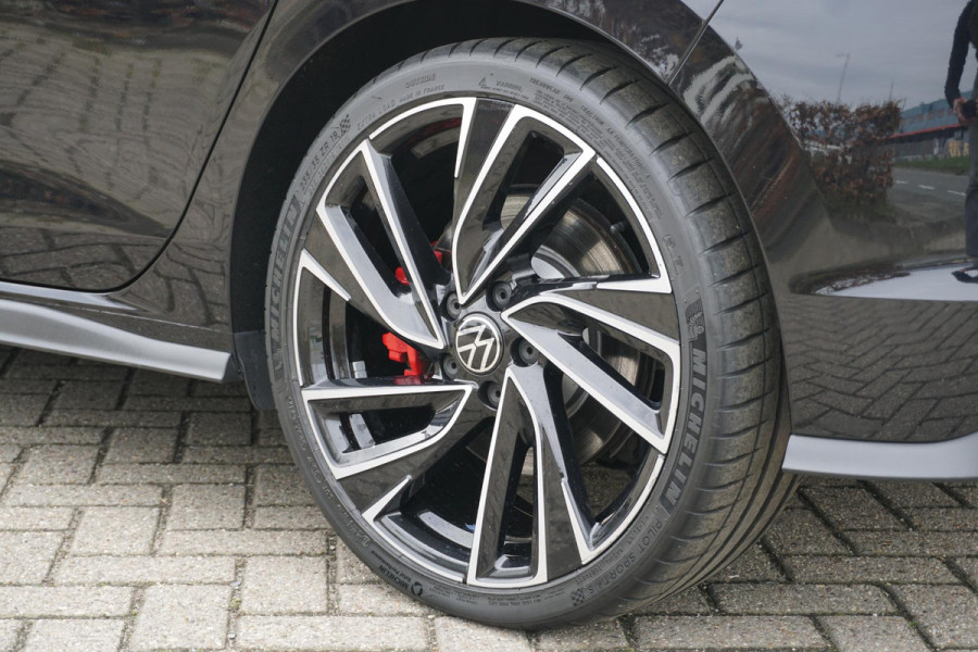 Volkswagen Golf 2.0 TSI GTI Clubsport 300PK + PANORAMADAK / STUURVERWARMING / 19"