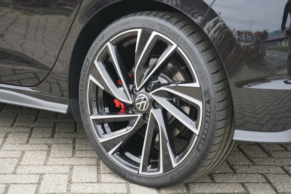 Volkswagen Golf 2.0 TSI GTI Clubsport 300PK + PANORAMADAK / STUURVERWARMING / 19"