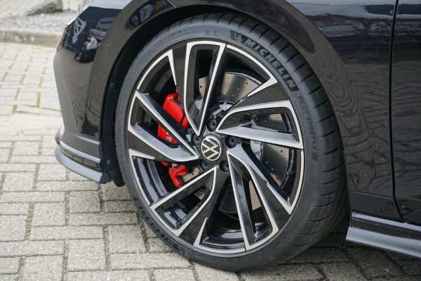 Volkswagen Golf 2.0 TSI GTI Clubsport 300PK + PANORAMADAK / STUURVERWARMING / 19"