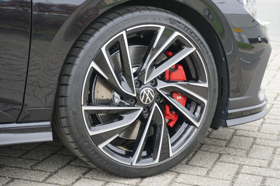 Volkswagen Golf 2.0 TSI GTI Clubsport 300PK + PANORAMADAK / STUURVERWARMING / 19"