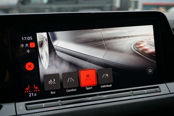 Volkswagen Golf 2.0 TSI GTI Clubsport 300PK + PANORAMADAK / STUURVERWARMING / 19"