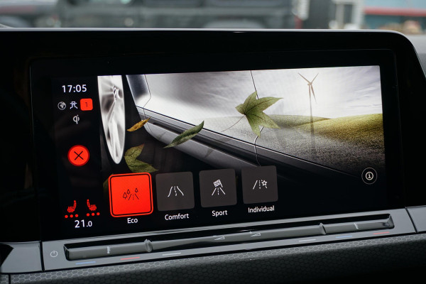 Volkswagen Golf 2.0 TSI GTI Clubsport 300PK + PANORAMADAK / STUURVERWARMING / 19"