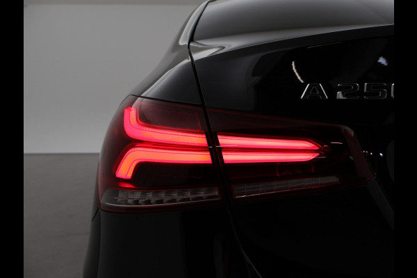 Mercedes-Benz A-Klasse 250e 218 PK SEDAN + PANORAMA | SFEERVERLICHTING | APPLE CARPLAY | MEMORY | STOELVERWARMING