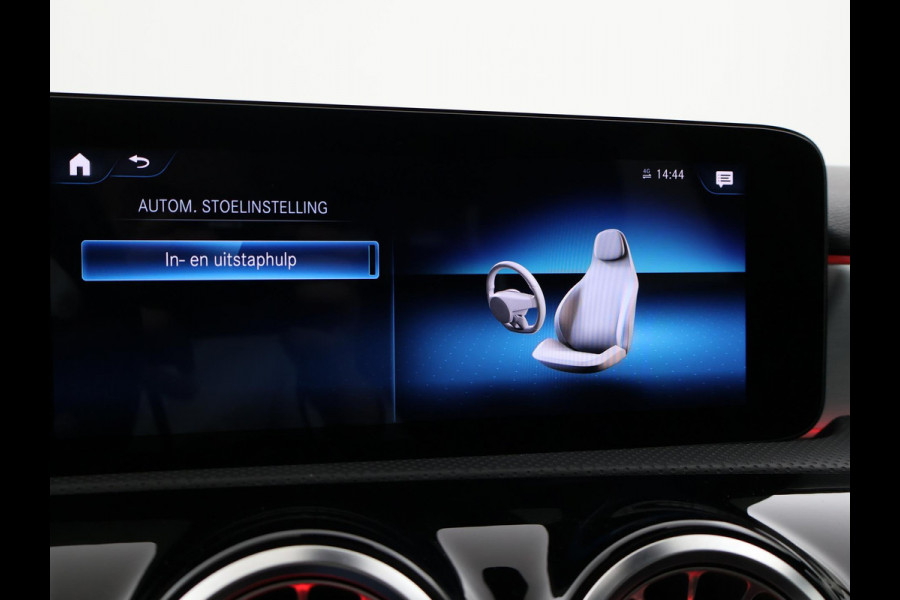 Mercedes-Benz A-Klasse 250e 218 PK SEDAN + PANORAMA | SFEERVERLICHTING | APPLE CARPLAY | MEMORY | STOELVERWARMING